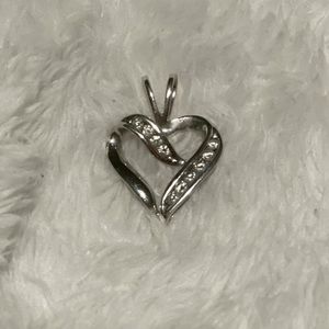 White Gold 10K heart pendent with diamonds